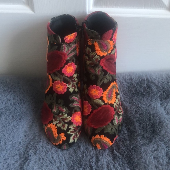MIA Embroidered booties - Picture 3 of 6
